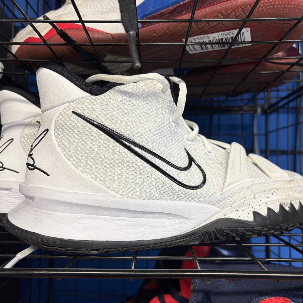 Nike Kyrie 7 Panda MENS SIZE 8